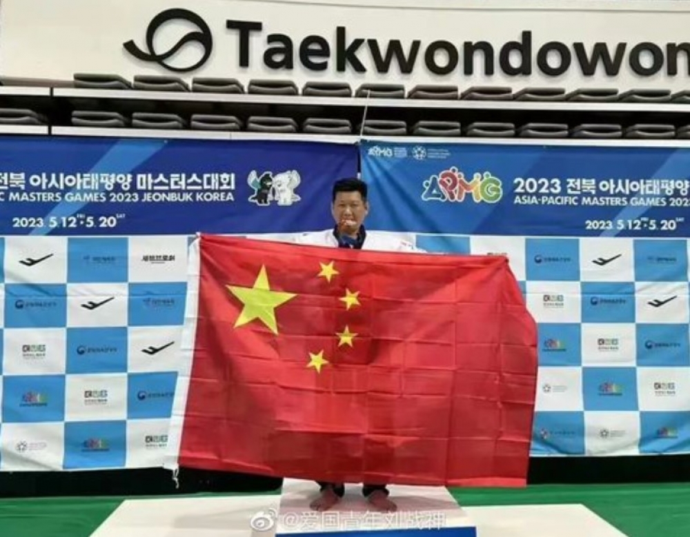台灣跆拳道選手李東憲在亞太壯年運動會上奪銅牌，身穿「TPE」隊服，但當他站上頒獎台時，手上竟然舉著五星旗，引起台灣網友震怒。（取自微博）
