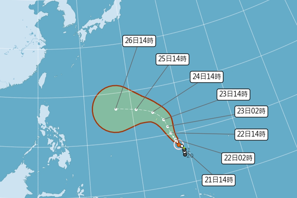 賈新興說明，目前預測颱風路徑將在23日、24日出現2個明顯路徑分岔點。（氣象局提供）