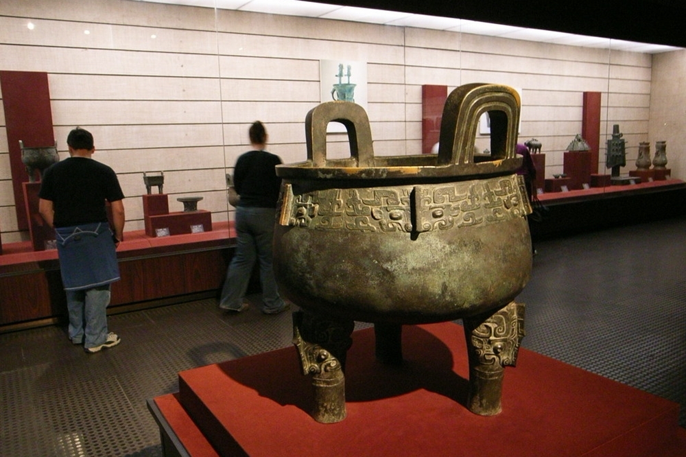 陝西歷史博物館的西周旟鼎（2006 © Chen Zhao , 鼎 / an ancient cooking vessel @ Flickr, CC BY-SA 2.0.）