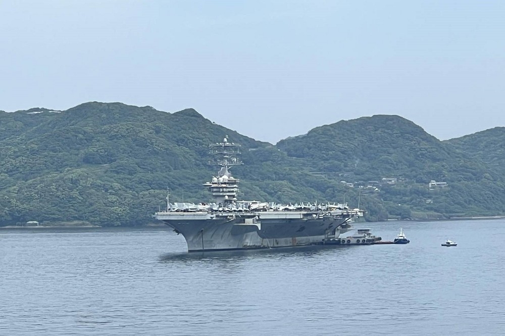 美軍「尼米茲號」航母在拖船協助下，在佐世保港水道下錨。（讀者Tsungfang Tsai提供）
