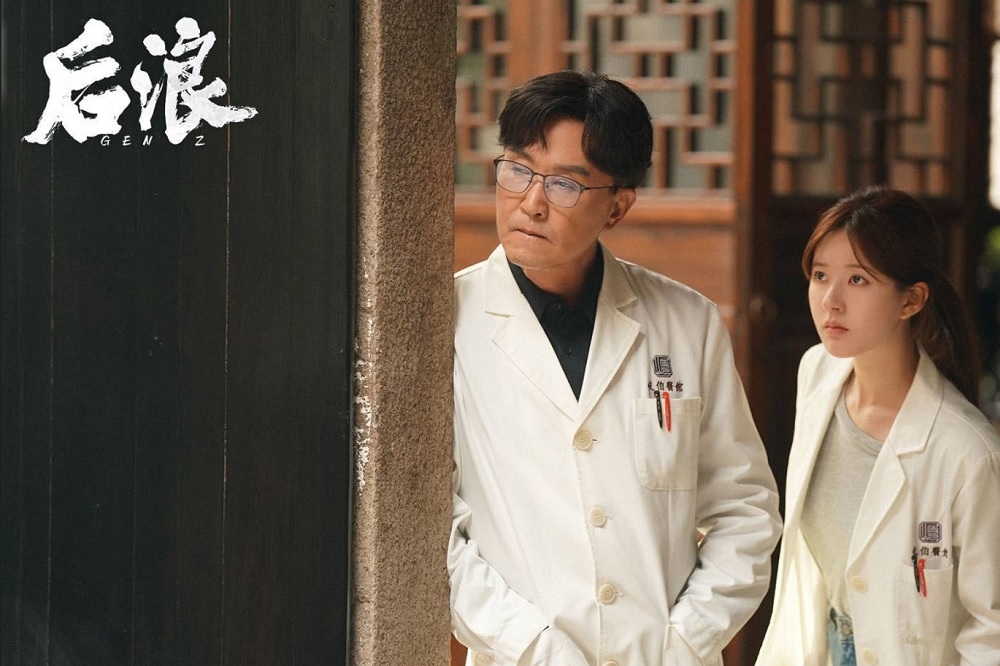 趙露思（右）與吳剛（左）在新劇《後浪》飾演中醫師徒，兩人演技一收一放相當有默契，讓該劇連日穩坐中國戲劇熱度榜冠軍寶座。（翻攝自後浪微博）