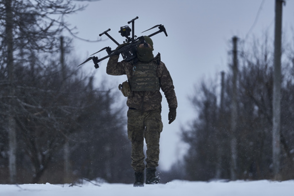 烏克蘭副總理兼數位轉型部長米哈伊洛·費多羅夫對媒體說，烏克蘭已完成訓練1萬名無人機飛手，並將其組成約60支獨立連隊，執行各種任務，包括投入春季反攻。（美聯社）