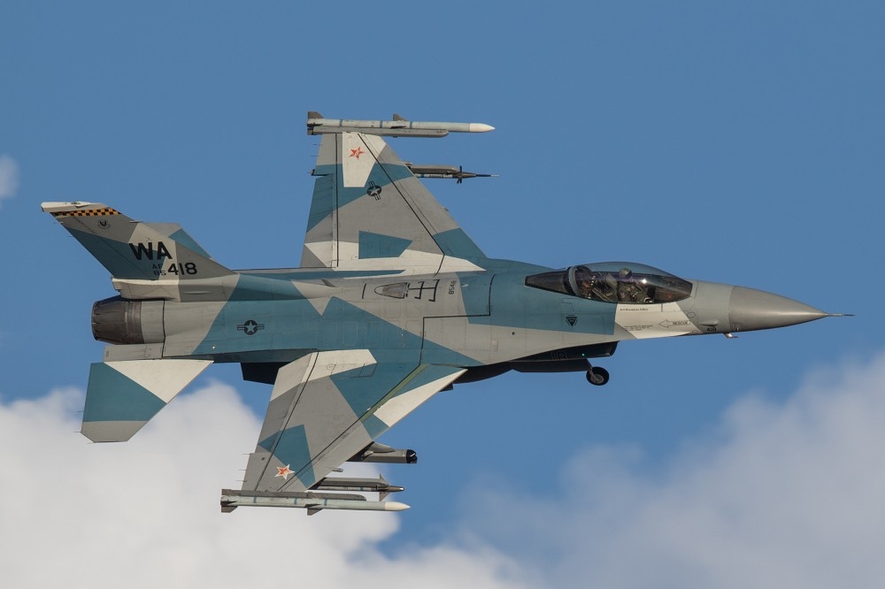 奈利斯空軍基地的全武裝掛載假想敵F-16戰機英姿，負責模擬多款敵方戰機讓己方飛官累積經驗、做好準備。（讀者Tsungfang Tsai提供）