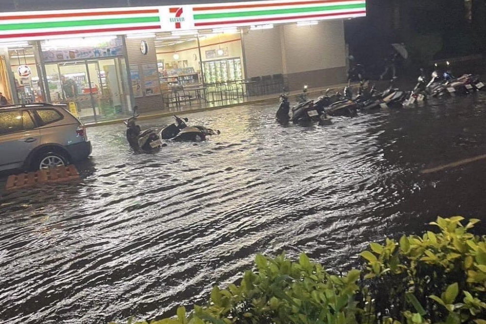 桃園昨天深大雨淹水，民眾將照片上網。（取自我是中壢人臉書）