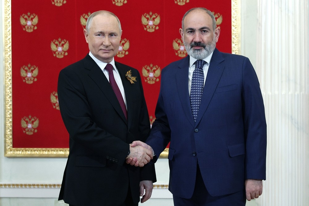亞美尼亞總理帕辛揚（右）9日在莫斯科會晤普丁，並參加俄羅斯勝利日閱兵。（美聯社）
