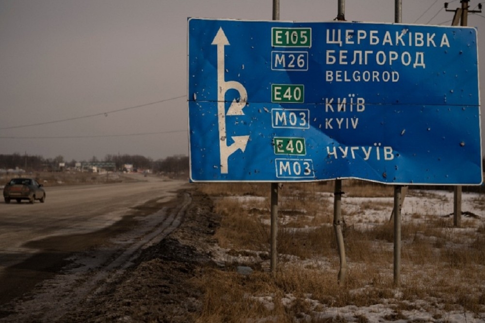 俄國邊界地帶遭民兵組織滲透攻擊，圖為俄國公路指向別爾哥羅德的路標。（美聯社）