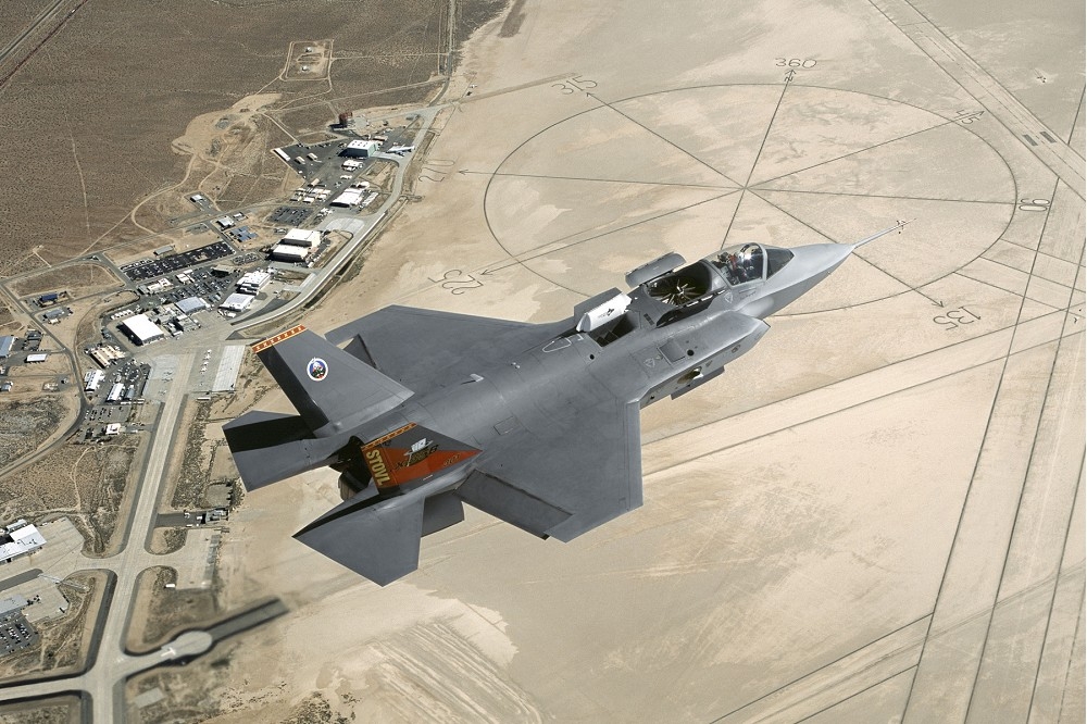 能垂直起降的F-35B戰機。（維基百科）