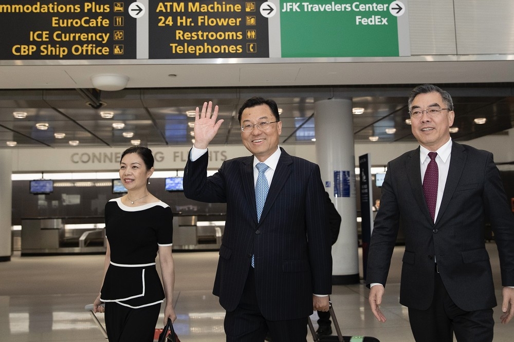 中國駐美候任大使謝鋒（中）23日抵達美國。（取自謝鋒推特）