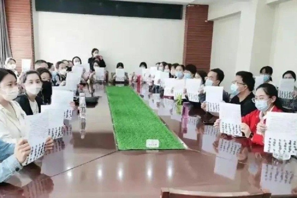 河南34名教師工作四年未納編制且沒有薪資，於15日赴當地教育局絕食抗議。（微博）