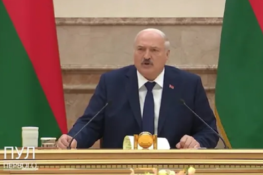 白俄羅斯總統盧卡申科23日出席公開場合，親自駁斥病危傳言。（翻攝自推特）