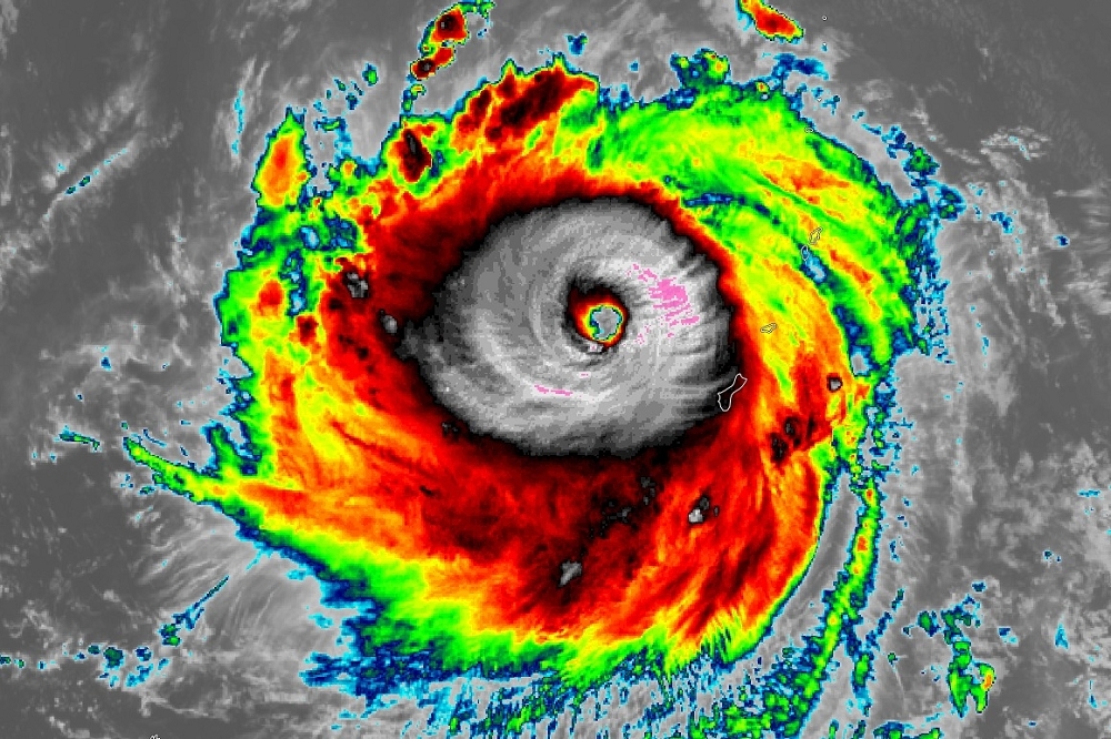 「台灣颱風論壇｜天氣特急」表示，颱風眼外一大圈為颱風核心，可以看出「瑪娃」已變得更緊實強壯。（取自台灣颱風論壇｜天氣特急臉書）