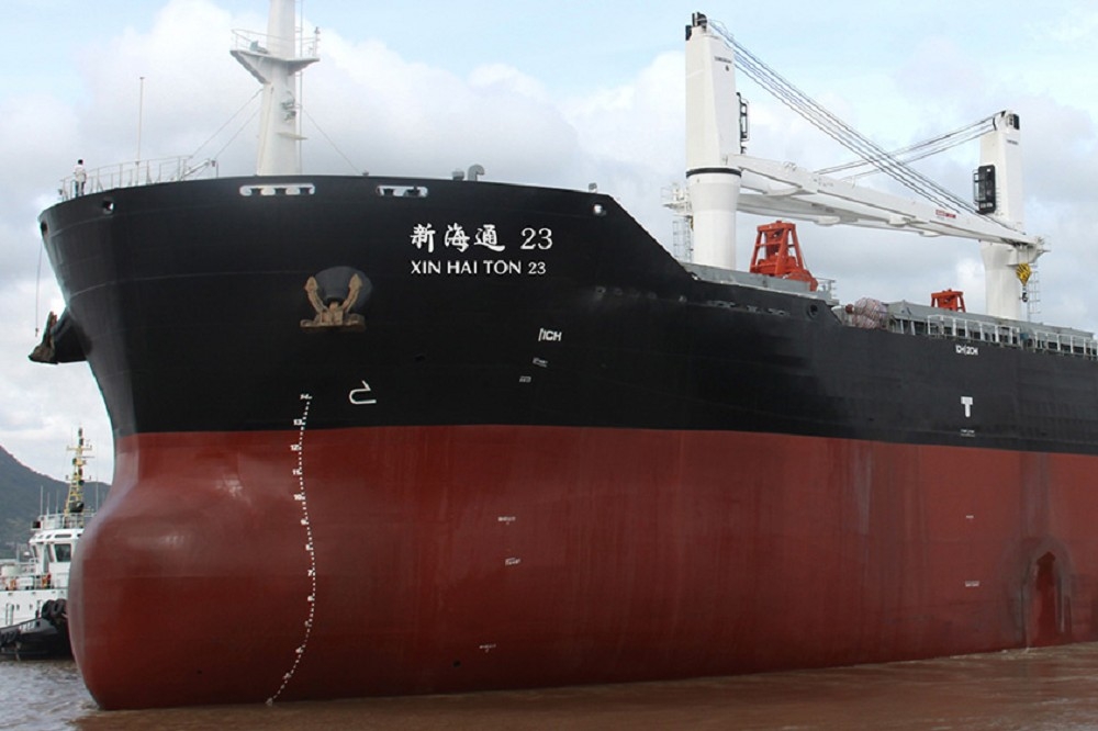 在香港註冊的中國「新海通23 」散裝貨輪今晨在蘇伊士運河航道擱淺，在數小時後脫困，僅造成鄰近通行船隊有限影響。（取自福建海通）

