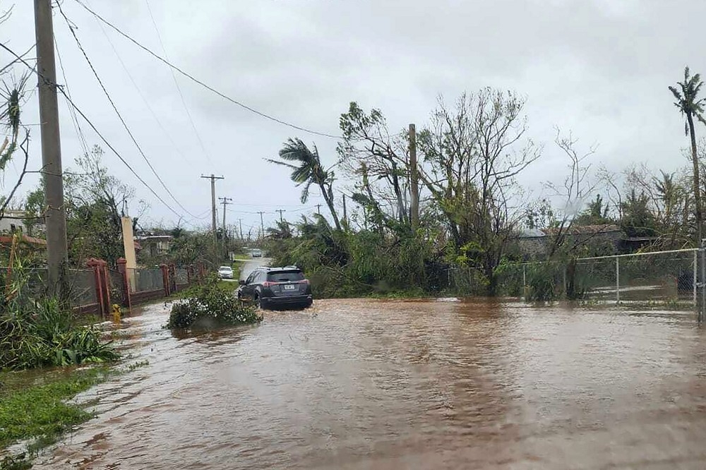 颱風瑪娃挾帶狂風暴雨侵襲關島，警醒外界氣候變化對美軍太平洋戰略的影響越發明顯。（美聯社）