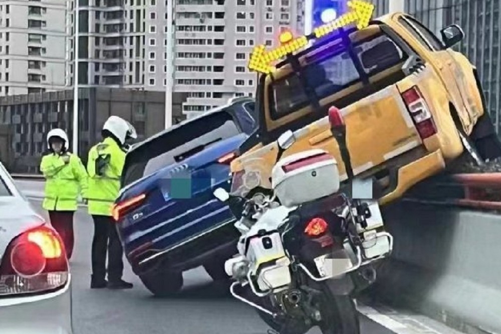 中國上海一處高架道路上，兩車互相逼車險些墜橋。（截自微博）