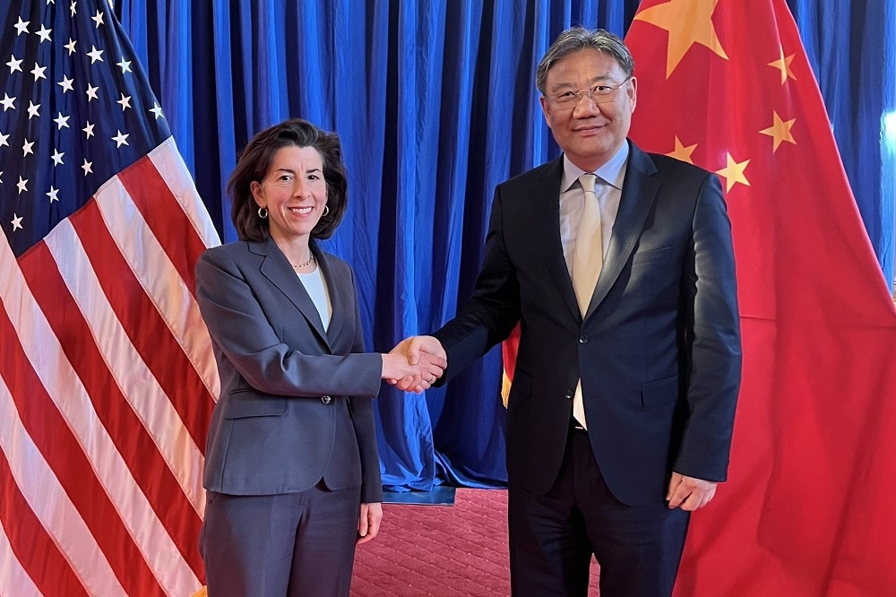 美國商務部長雷蒙多25日與中國商務部長王文濤會晤。（圖取自雷蒙多推特）