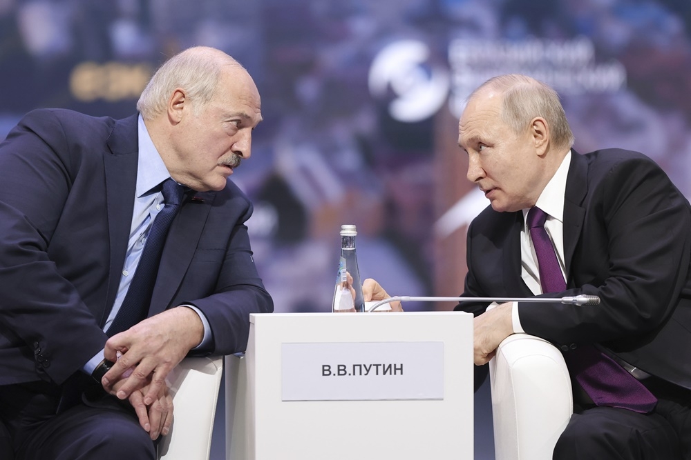 白俄總統盧卡申科（左）與俄國總統普丁（右）25日出席歐亞經濟論壇峰會。據稱，俄國已開始運送戰術核武到白俄。（美聯社）
