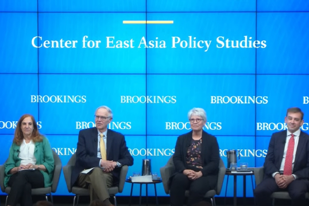 華府智庫「布魯金斯研究所」邀請葛來儀（左一）等兩岸事務專家，討論台灣未來等議題。（截自YouTube影片）