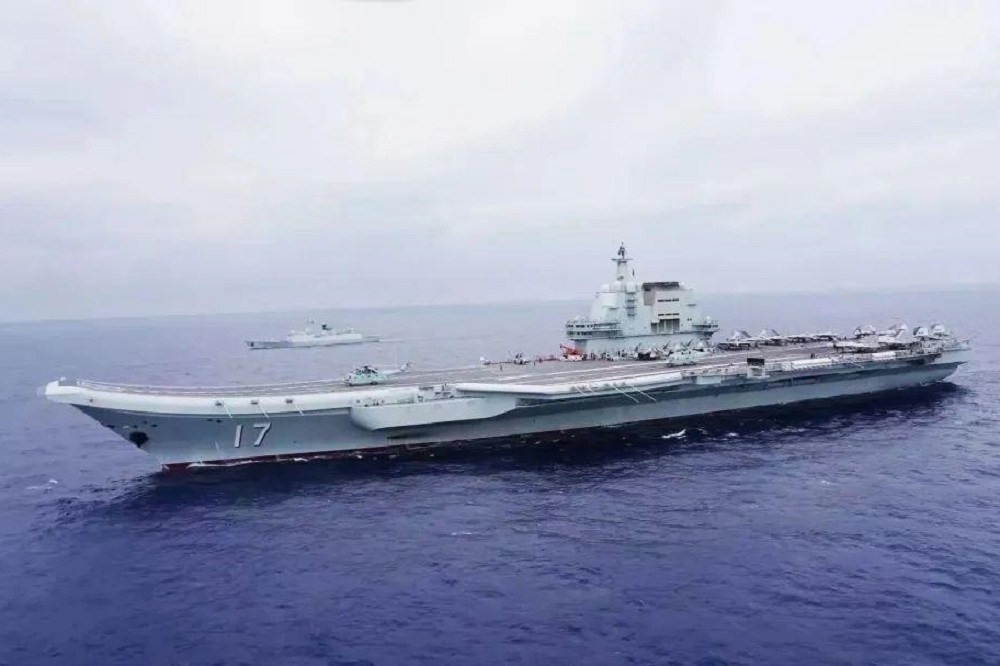 國防部今天（27日）表示，中國解放軍山東號航艦編隊艦船3艘，午間通過台灣海峽。示意圖。（取自央視）