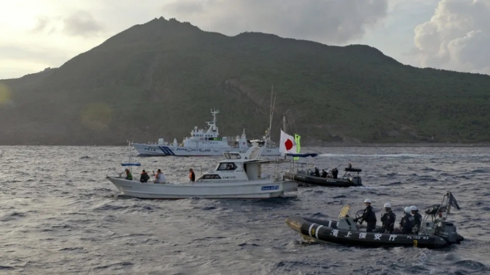 中國海警船自3月起，持續在釣魚台海域開啟識別系統，圖為日本海保船艦在釣島附近航行。（美聯社）