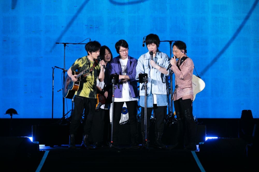 「五月天」於北京鳥巢舉辦「好好好想見到你」演唱會，開唱前一天，怪獸（左起）瑪莎、冠佑、阿信、石頭開放歌迷線上點歌，互動相當有趣。（相信音樂提供）
