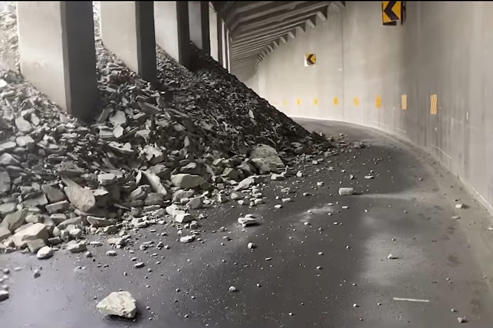 南橫公路哈利普松明隧道發生嚴重坍方，目前雙向最快得等到明天上午才能搶通。（嘉明湖天馬登山社提供）