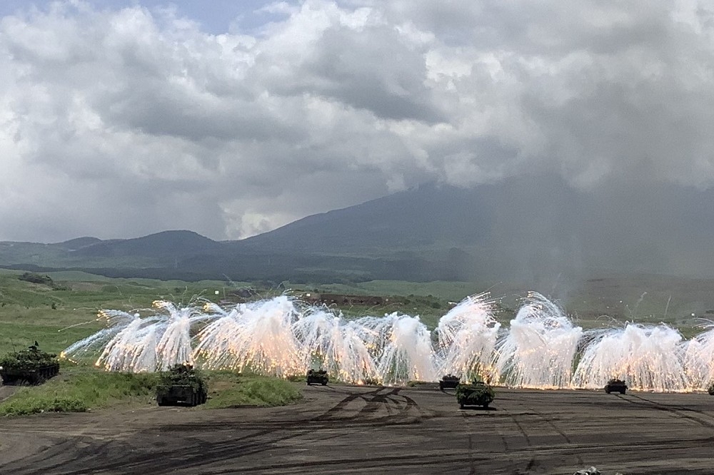 日本陸上自衛隊在日本境內最大型演習「富士總合火力演習」27日在靜岡縣東富士山演習場舉行。（取自陸自推特）
