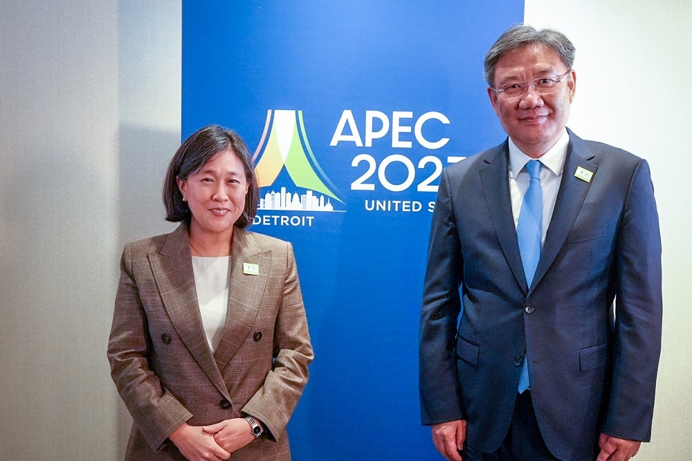 美國貿易代表戴琪與中國商務部部長王文濤在底特律舉行的亞太經濟合作會議（APEC）場邊會談。（取自戴琪推特）