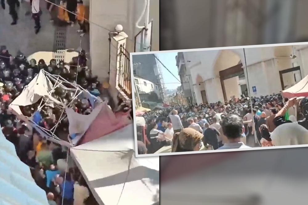 雲南民眾不滿警方強拆清真寺的阿拉伯式外觀，憤而推倒外牆搭建的鐵架。（合成畫面／取自微博）