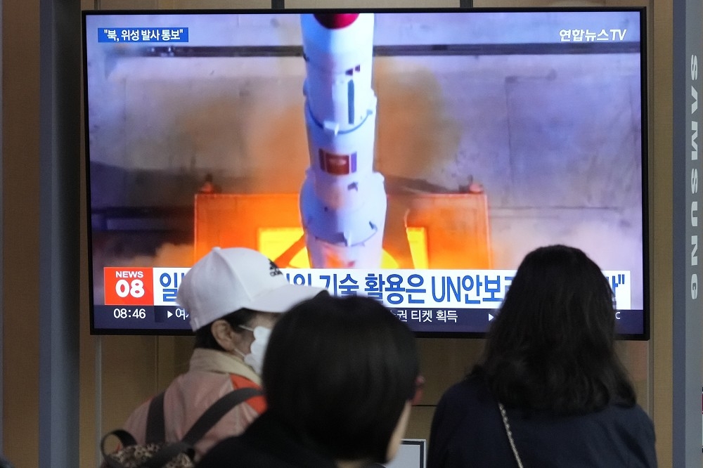 日本接獲北韓通知將發射衛星的計畫。圖為首爾火車站電視牆播放北韓發射火箭新聞。（美聯社）