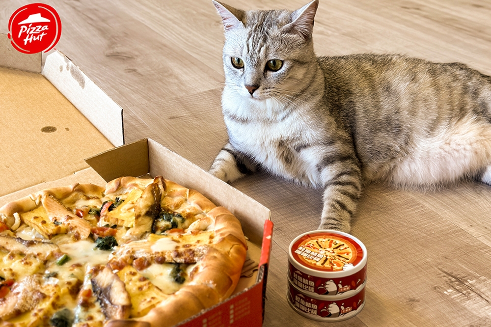 貓咪可以吃的披薩？必勝客 繼去年推出「必勝抓抓盒」後，再度推出第一款為貓咪量身打造的「喵喵披薩罐頭」（必勝客提供）