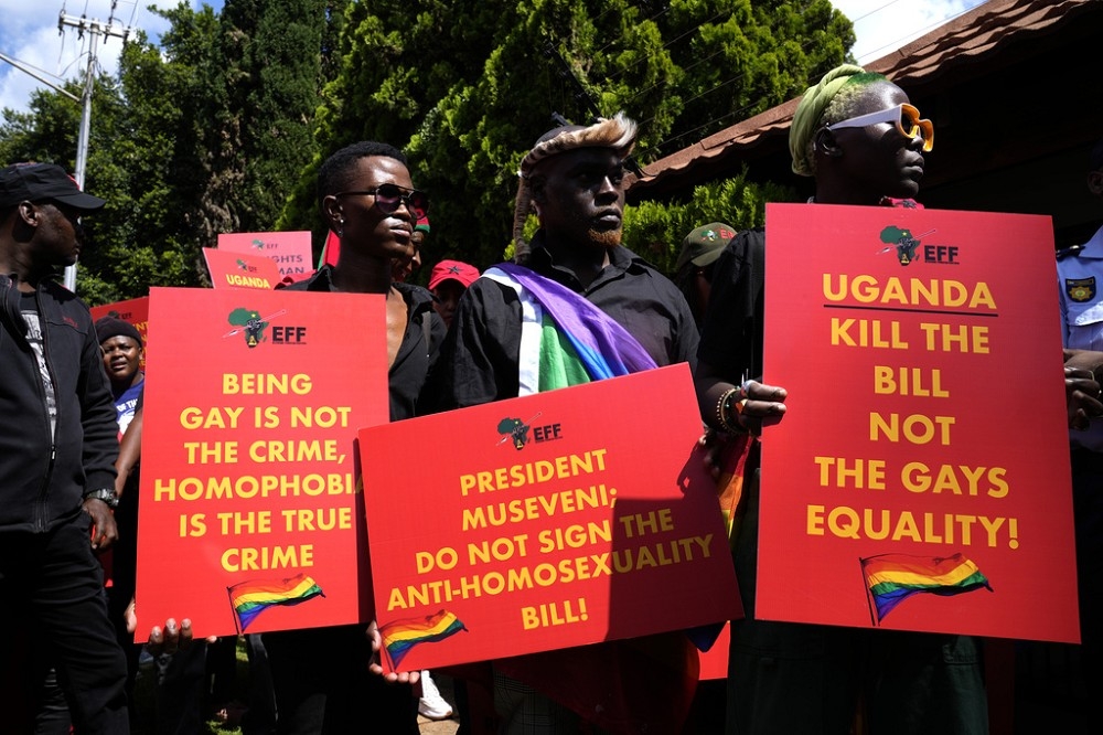 不滿烏干達國會通過反同法案的民眾，4月初在南非的烏干達領事館外抗議。（美聯社）