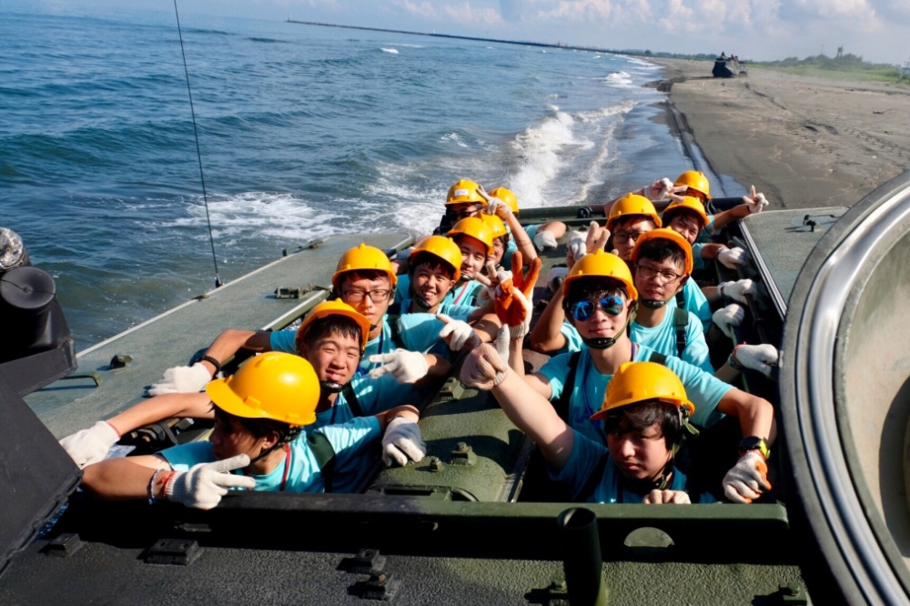 國防部今年共計開辦陸海空共20個「暑期戰鬥營」營隊。圖為兩棲勇士戰鬥營。（取自國防部）