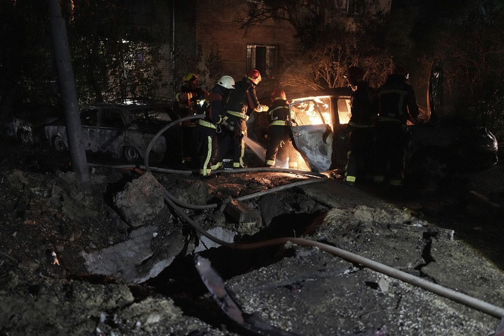 俄軍於當地時間30日凌晨再度發動新一波攻擊，已知造成烏克蘭首都基輔地區1死4傷。圖為墜落的殘骸引燃路邊停放的汽車。（美聯社）
