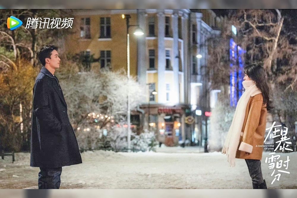 吳磊（左）與趙今麥合演的愛情新劇《在暴雪時分》日前殺青，該劇砸重本遠赴芬蘭取景，浪漫雪地感情戲是一大看點。（取自微博）