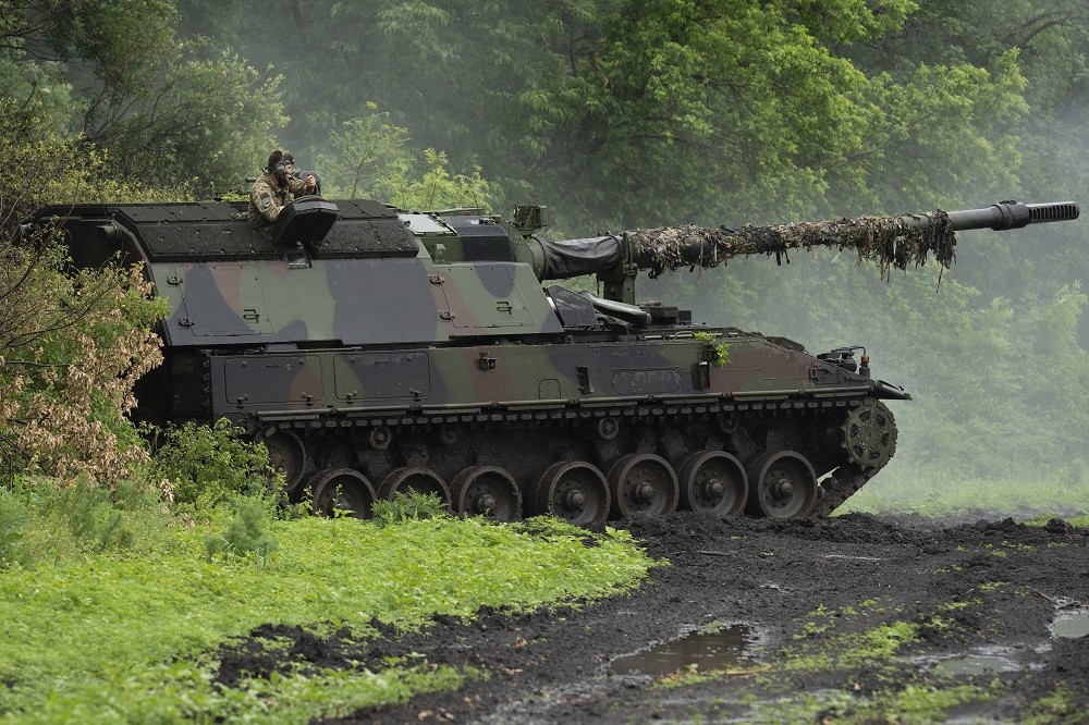 烏克蘭總統澤倫斯基29日證實，已定下發動反攻的時間，圖為烏軍操作由德國援助的PzH 2000自走砲。（美聯社）
