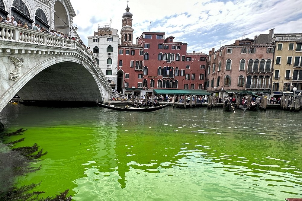 威尼斯大運河遭染色，引發各方熱議，當局檢測後發現螢光劑成分，並且未發現有害物質。（美聯社）