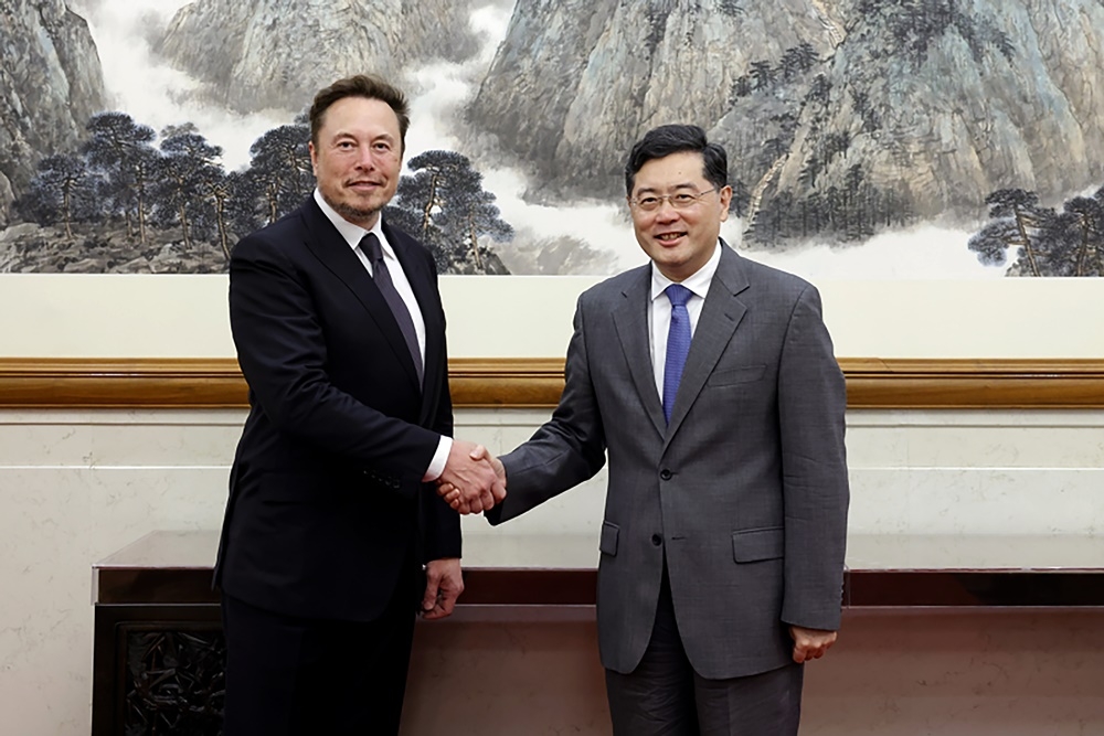 中國外長秦剛在北京會晤來訪的馬斯克。（美聯社）