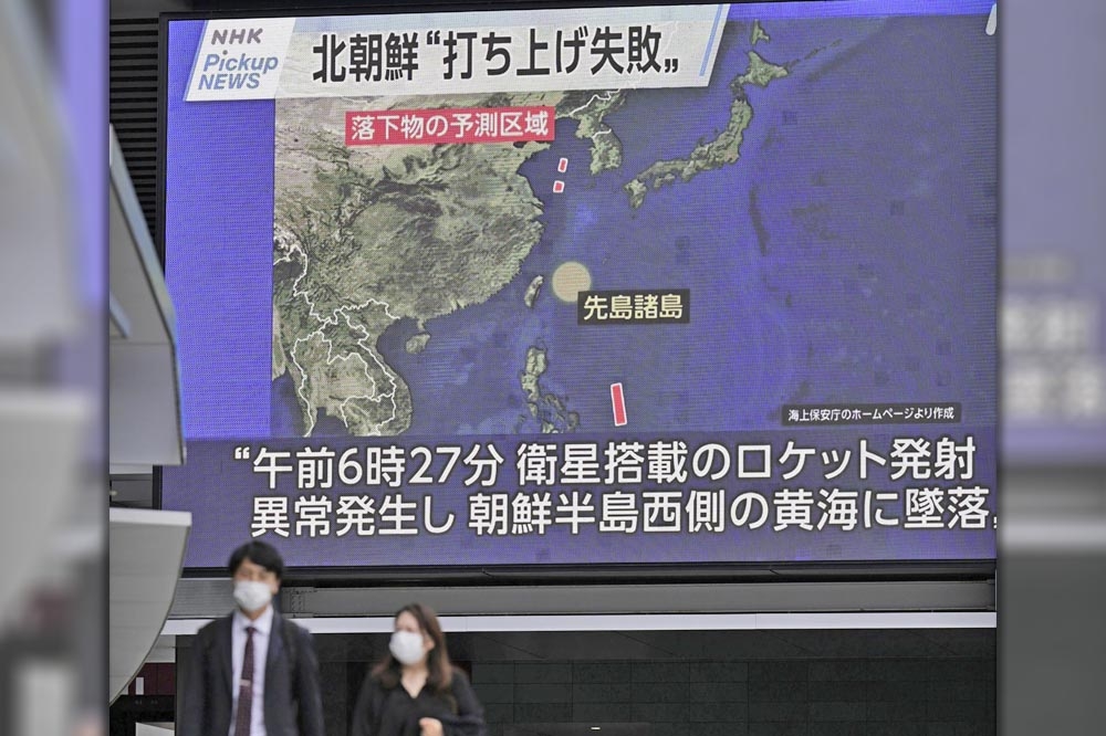 日本東京街頭的電視螢幕播出北韓發射衛星失敗消息。（美聯社）