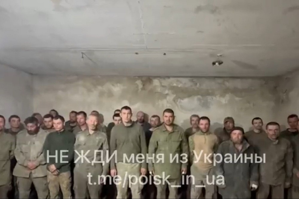 既俄軍28名「風暴部隊」成員集體投降後，又傳出有39名俄羅斯士兵槍殺軍官後叛逃。（截自推特影片）