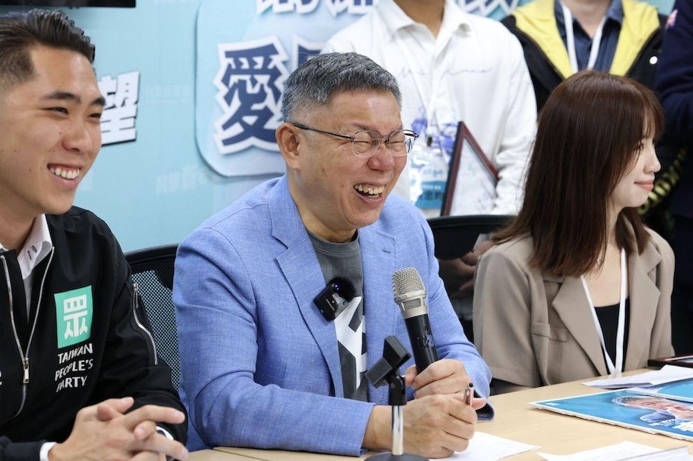 柯文哲自述他在2014年當選台北市長時，幫他競選的某民進黨人士，竟然跟他說「卡早攏國民黨在趁，即馬換咱來趁」。（攝影：陳愷巨）