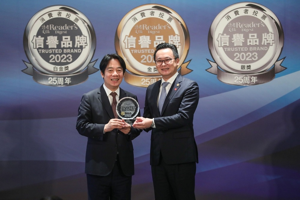副總統賴清德(左)頒獎，由台灣虎航董事長陳漢銘(右)親自出席受獎。(台灣虎航提供)