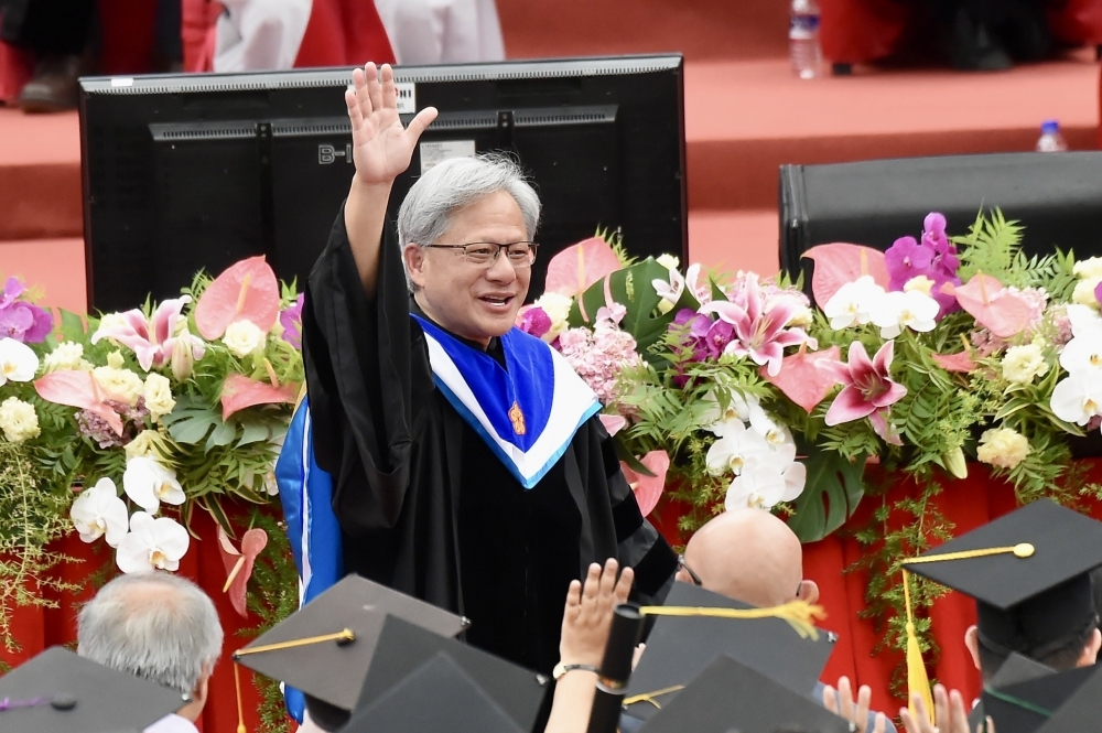 黃仁勳5月27日在台大畢業典禮上致詞。（張哲偉攝）