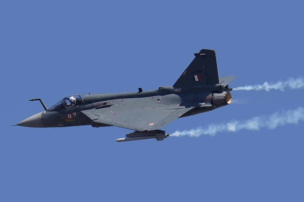 華府將批准奇異公司在印度生產戰機引擎，強化與印太盟邦合作，圖為印度自主研製的「光輝」輕型戰機。（美聯社）