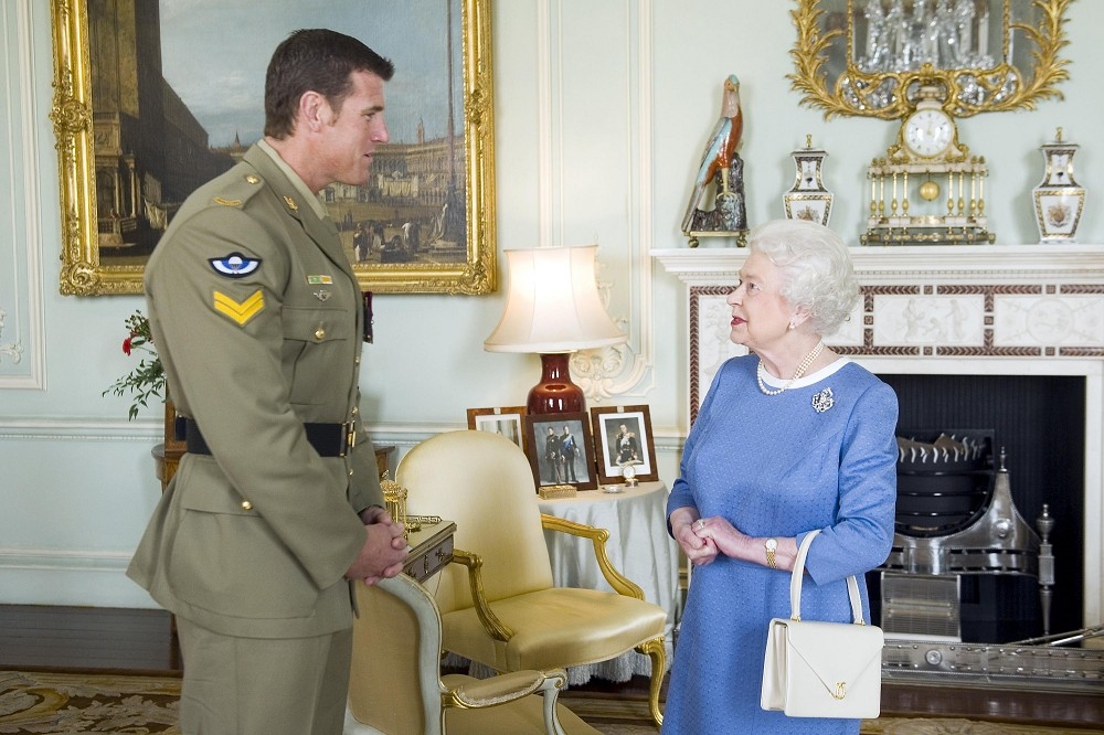 羅伯茲-史密斯（左）於2011年接受殊榮表揚後，獲英國女王伊麗莎白二世召見。（美聯社）