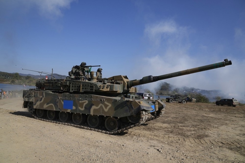南韓未來5年將增購K2戰車，厚植地面裝甲戰力，圖為南韓K2投入與美軍的聯合演訓。（美聯社）