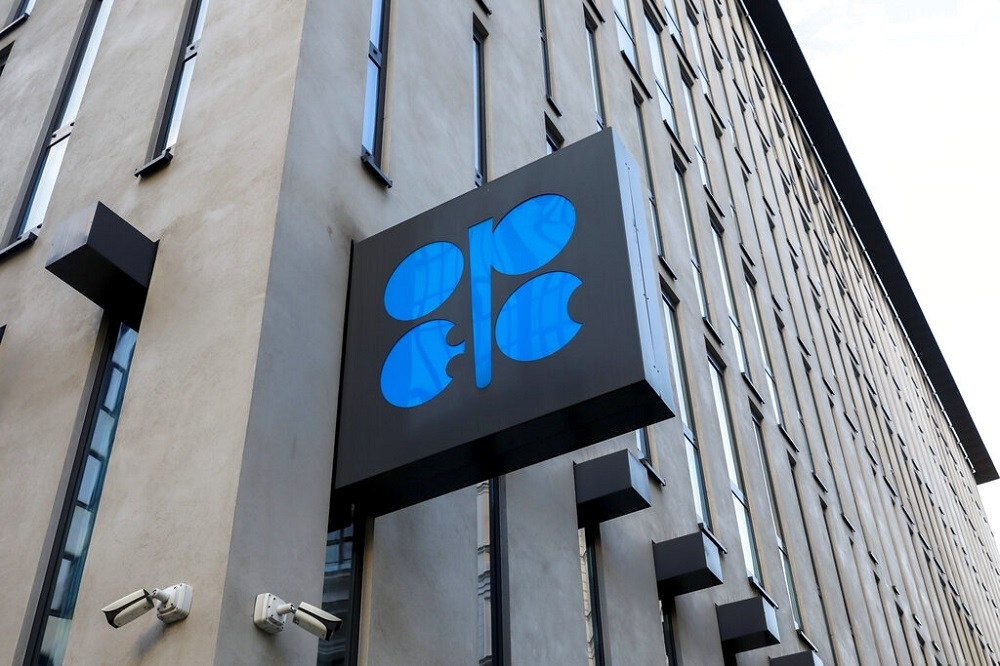 OPEC+周日在維也納集會，是否再減產拉抬油價備受市場關注。圖為OPEC總部。（資料照片／美聯社）

