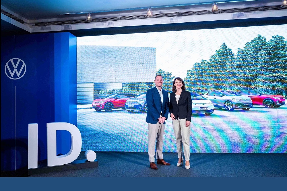 福斯汽車全球銷售、行銷暨售後服務董事Imelda Labbé(右)及台灣福斯汽車總裁馬康睿（Conrad Marx）(左)共同宣布台灣福斯汽車銷售再創新高，並預告即將導入ID.系列純電車款。(台灣福斯汽車提供)