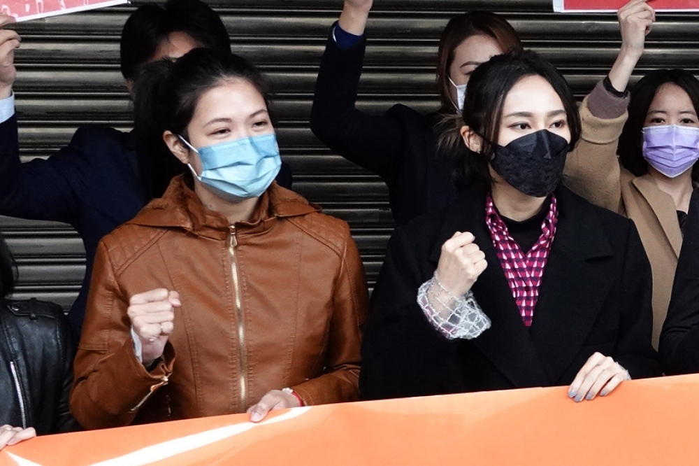 民進黨性騷事件演變為訴訟風波，立委賴品妤（右）、台北市議員林亮君（左）等7人，發表聯合聲明挺受害者。（資料照片／王侑聖攝）