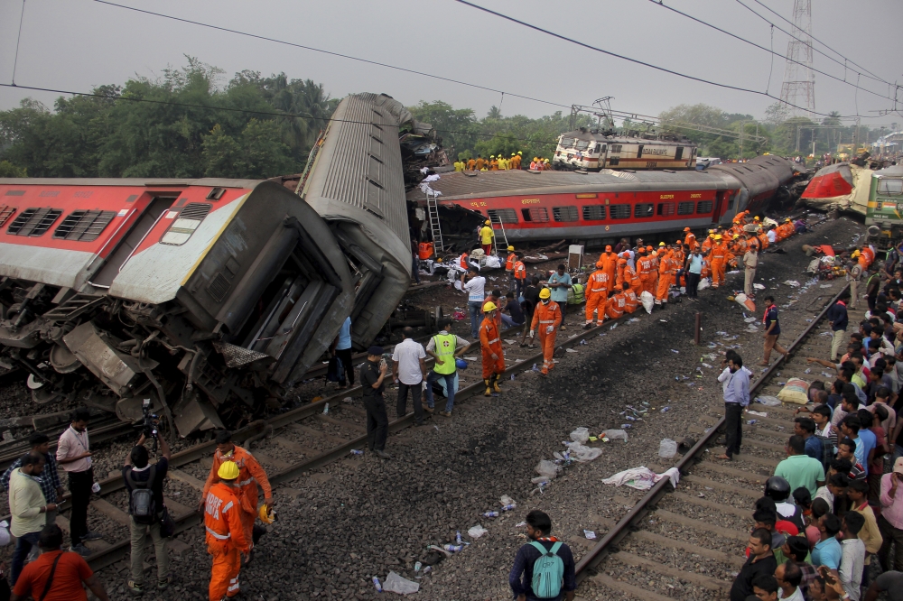 印度發生三列火車相撞的重大意外事故，死傷逾千人。（美聯社）