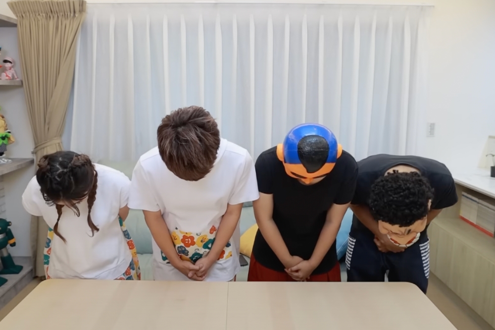 網紅蔡阿嘎日前去日本旅遊時，拍下「日本5家超難吃的連鎖地雷店」，引發網友不滿，團隊緊急道歉。（擷取自蔡阿嘎YouTuber）